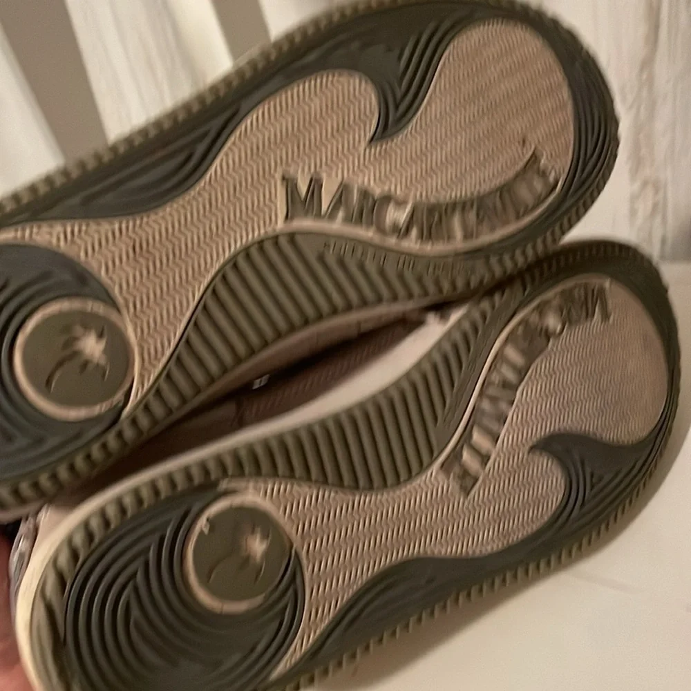 B5- Mens size 9 Margaritaville deck boat shoes